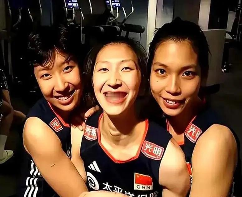 女排三朵金花，
人人身手了得，
个个实力超群。