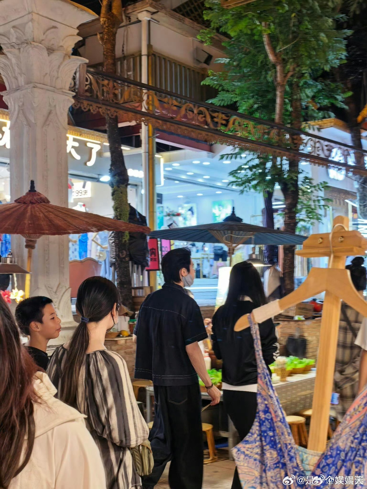 云南偶遇向佐郭碧婷 很多游客偶遇二人逛街，他们不排斥路人镜头，从容漫步街巷，尽情