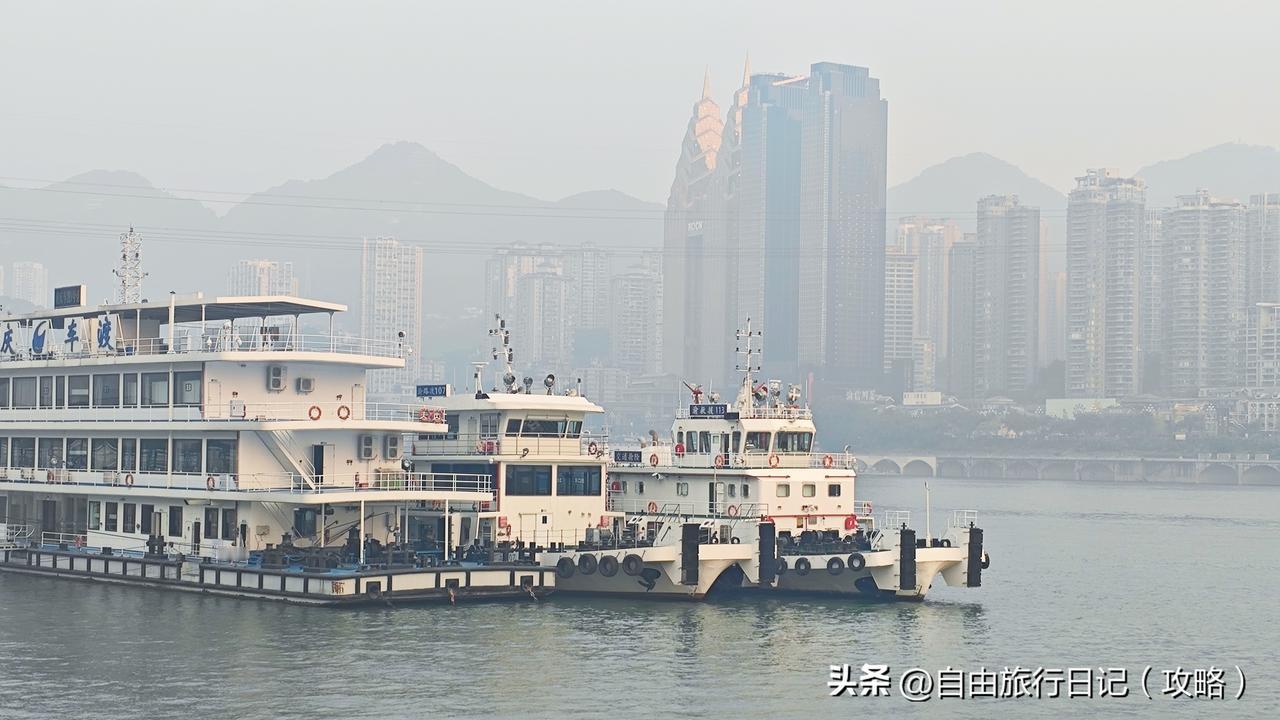 如果你怕冷，可以去坐一下重庆的皇冠电梯，支付宝微信直接扫码票价两元，长度‌112
