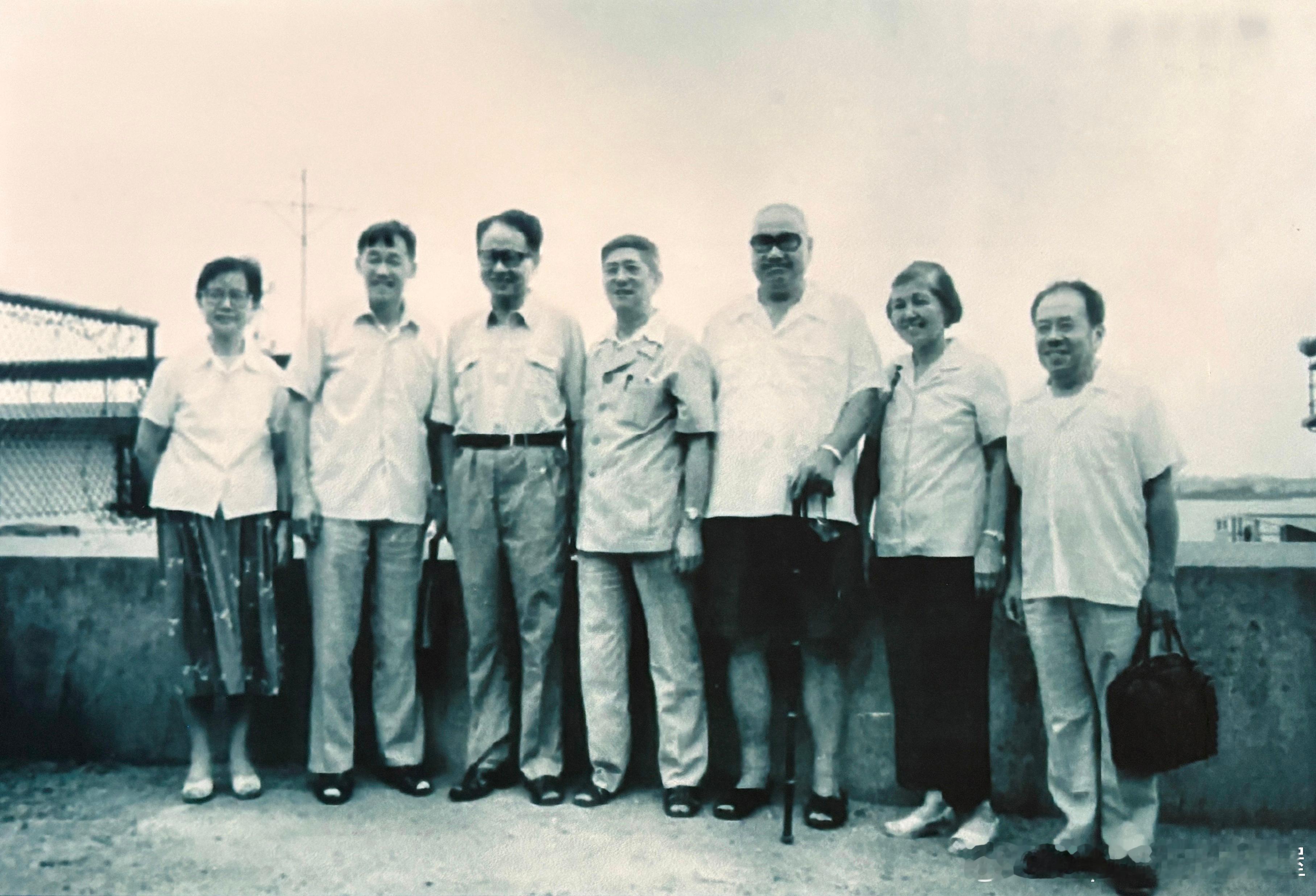 1986年新四军吴淞情报组老同志重访吴淞战地。左起黄眷澜、蒋炳强、王征明、关松、