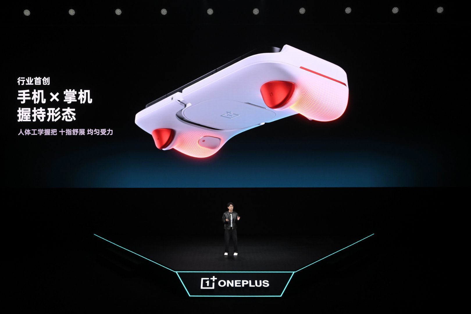 和一加 Ace6 至尊版一起发布的这个手柄挺好的。第一个是支持不少手机，预留了一