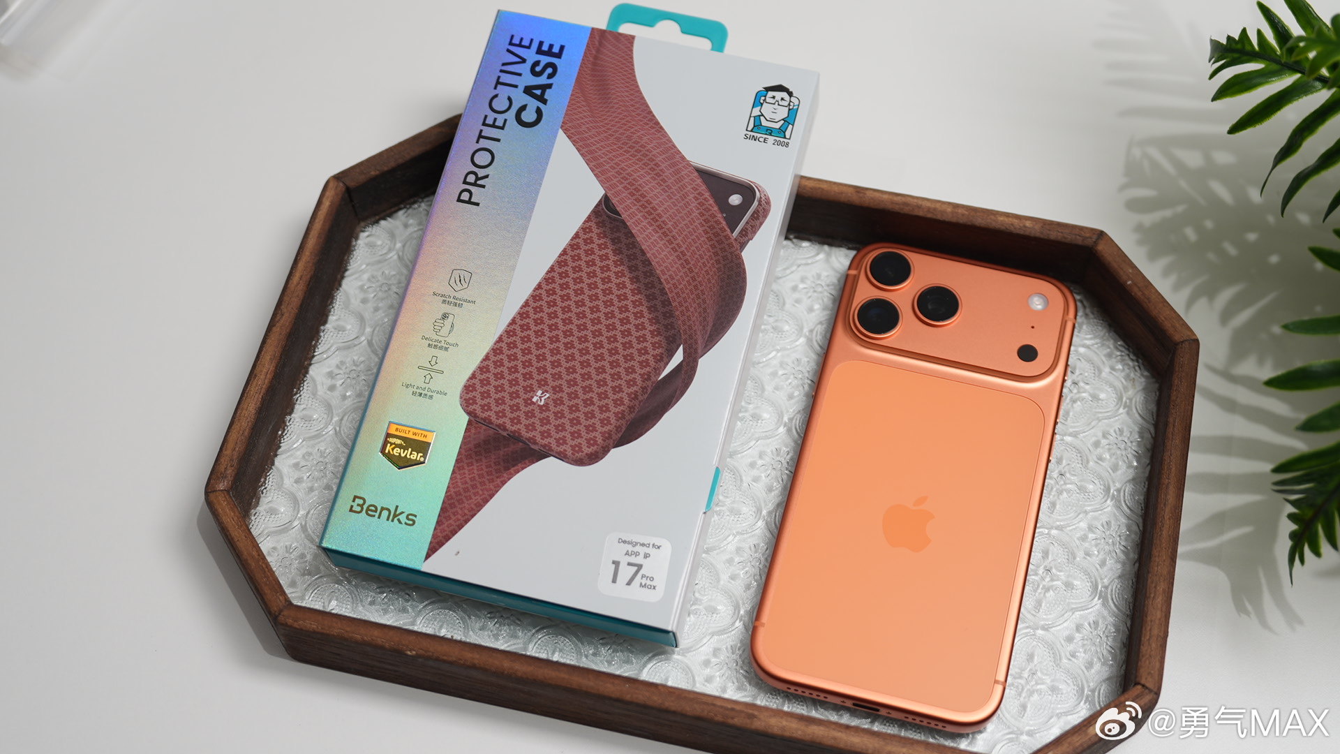 我的苹果17 Promax用的自然是邦克仕浮织凯夫拉磁吸壳，这次壳子色彩匹配了我