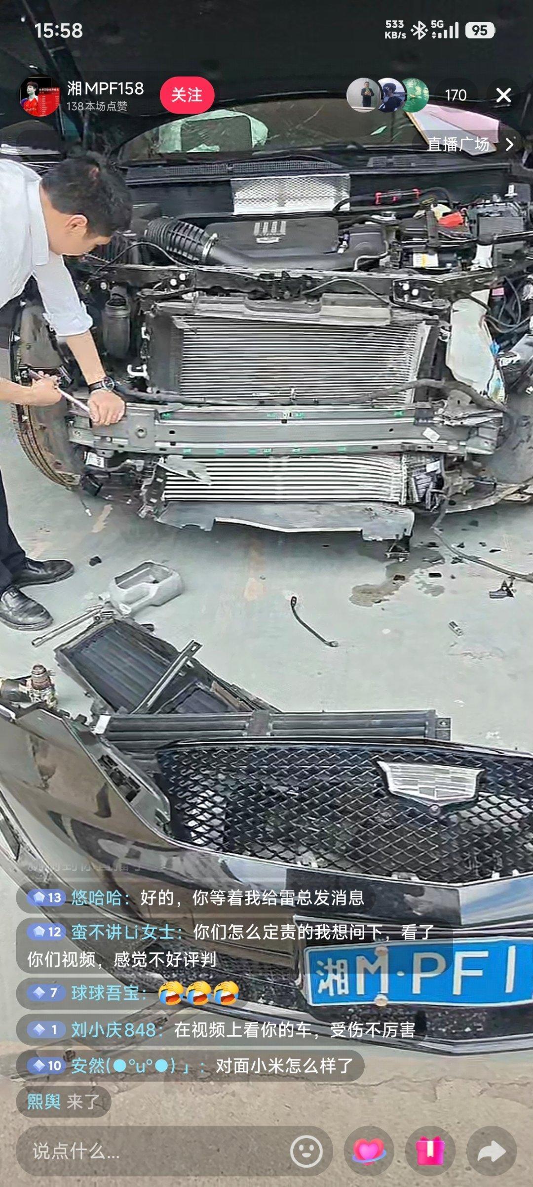 凯迪拉克车主在直播修车，他说小米汽车很硬，很安全，要还雷军一个公正。然后，有人质