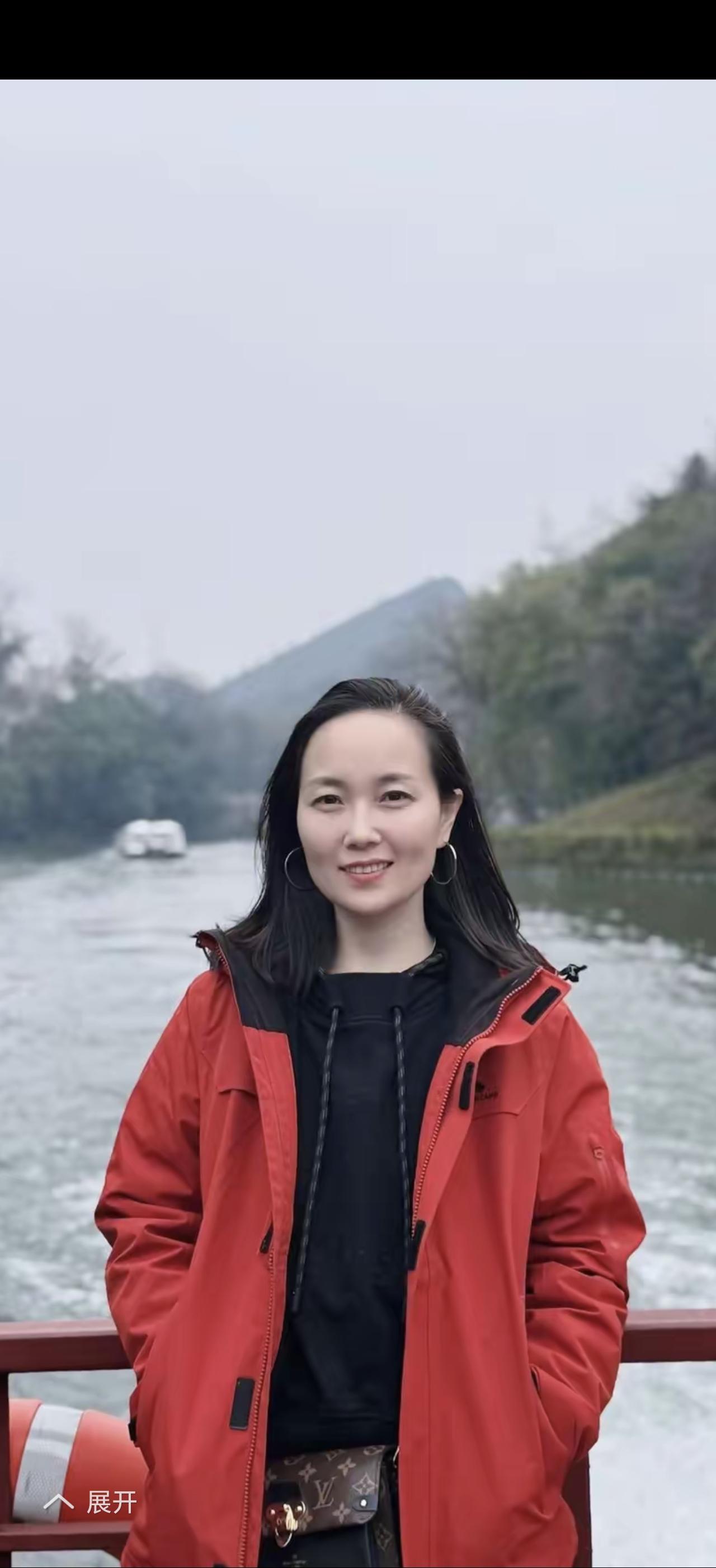 冬日暖阳下的湖畔漫步，红衣少女与自然和谐相融。