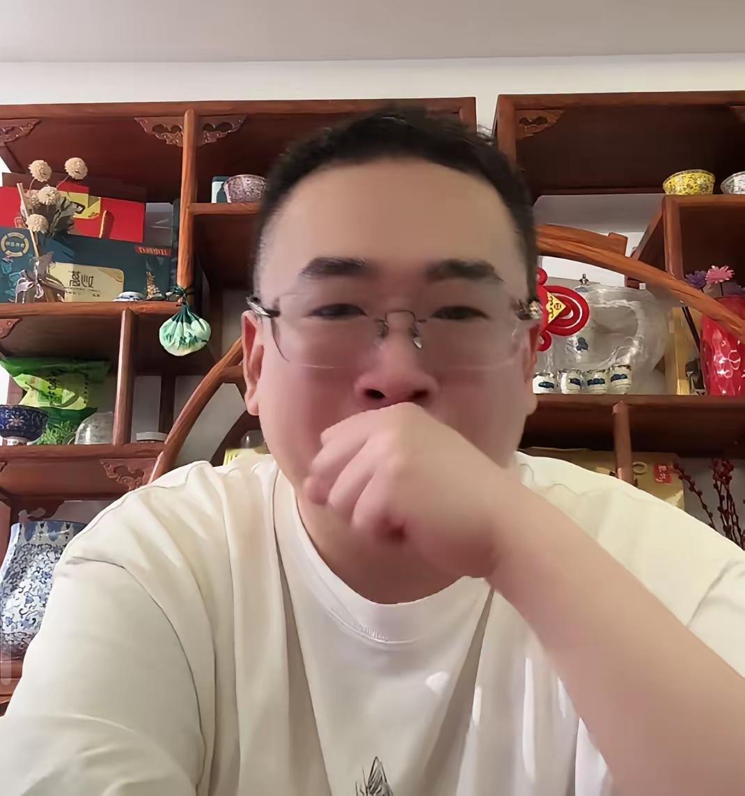 云昊一句“我不说话，怎么办”，道尽了身处舆论中心的无奈与心酸！

身为许家晚一辈