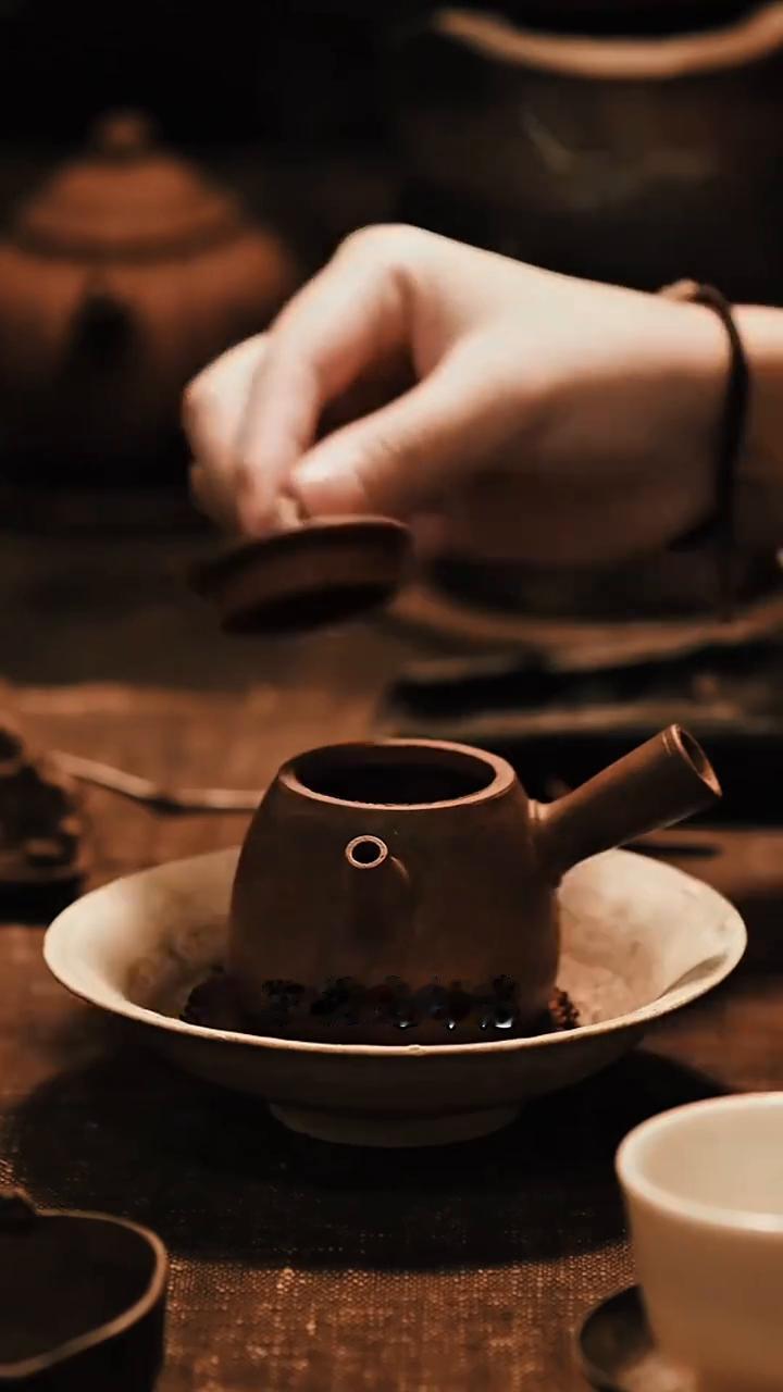 慎言。
温茶一盏，细品人生。说话是艺术，不说是智慧。人生四不说：第一不说怨话；第
