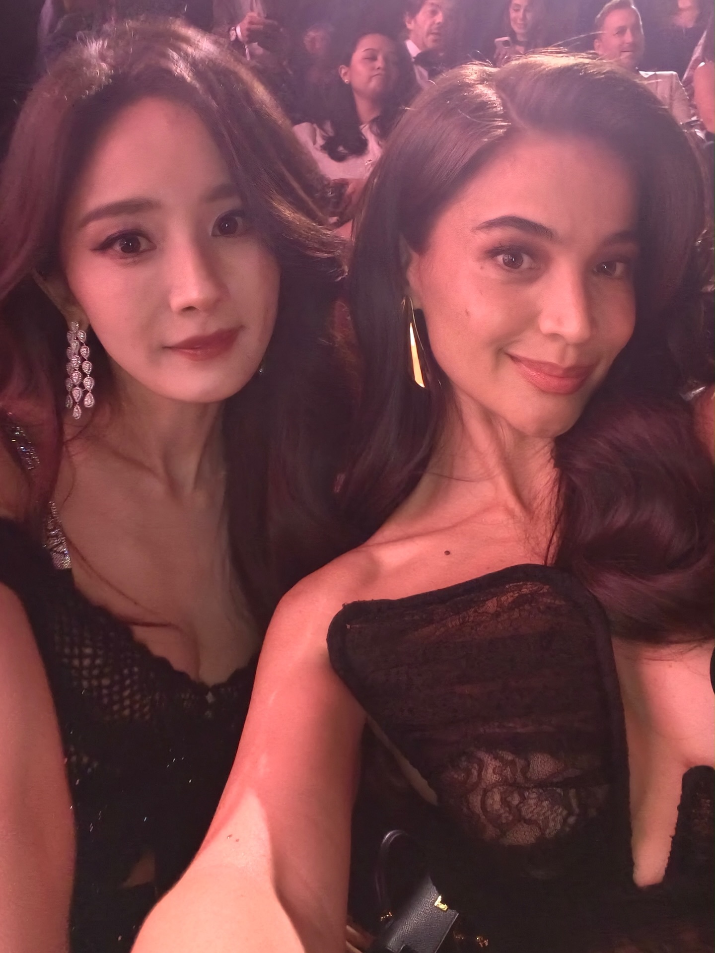 杨幂twice同框 杨幂在维密秀场大喊刘雯 wow美女合照🈶感受中外美学的碰撞