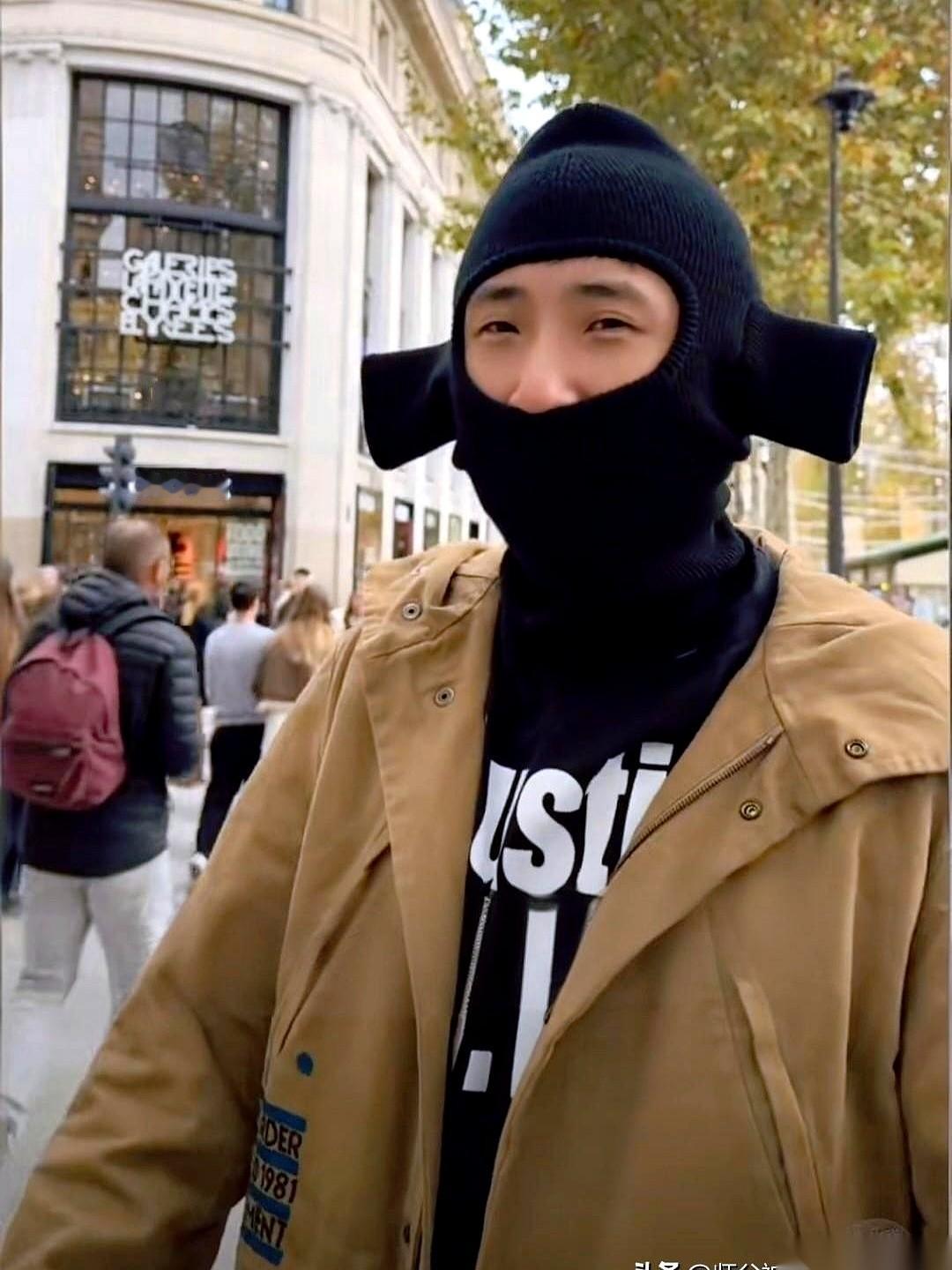 我看到那张照片的时候，第一反应是：这哥们儿疯了吧？
在巴黎，把自己打扮成一个劫匪