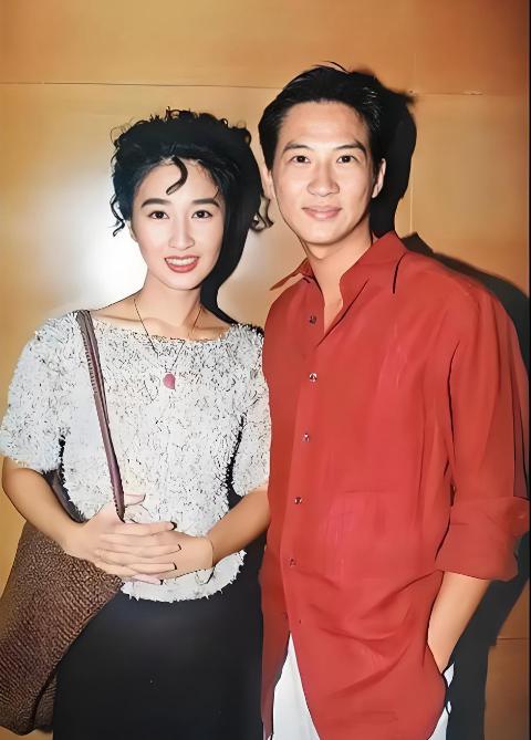 “在最困难的时候陪着你的女人，等你爬出深渊后一定要善待！”
关咏荷对张家辉的支持