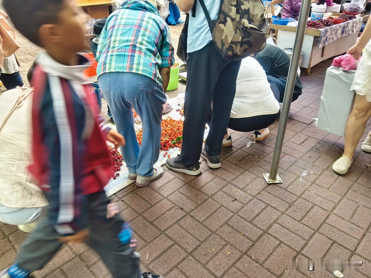 每年的6月份是大连的“樱桃季”。在这个月，应季的樱桃在大连市内大街小巷和各大市场