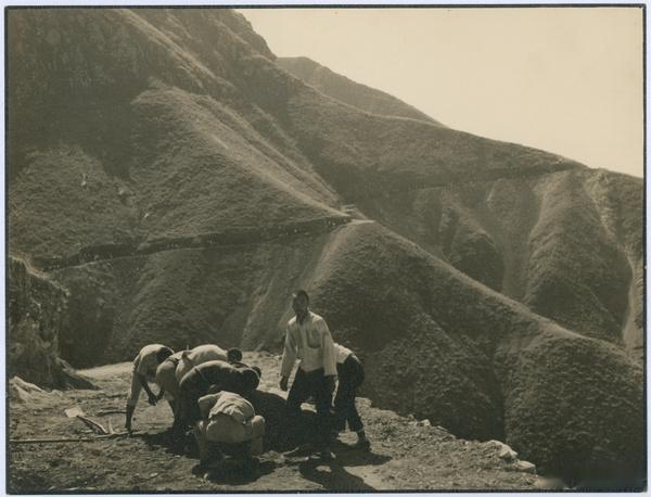 修建公路的工人，河南，1938年 ​​​