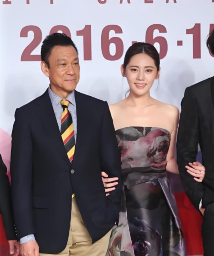 2011年，65岁的王学圻做出了一个震惊圈内外的决定，不顾结婚40年的发妻孙昌宁