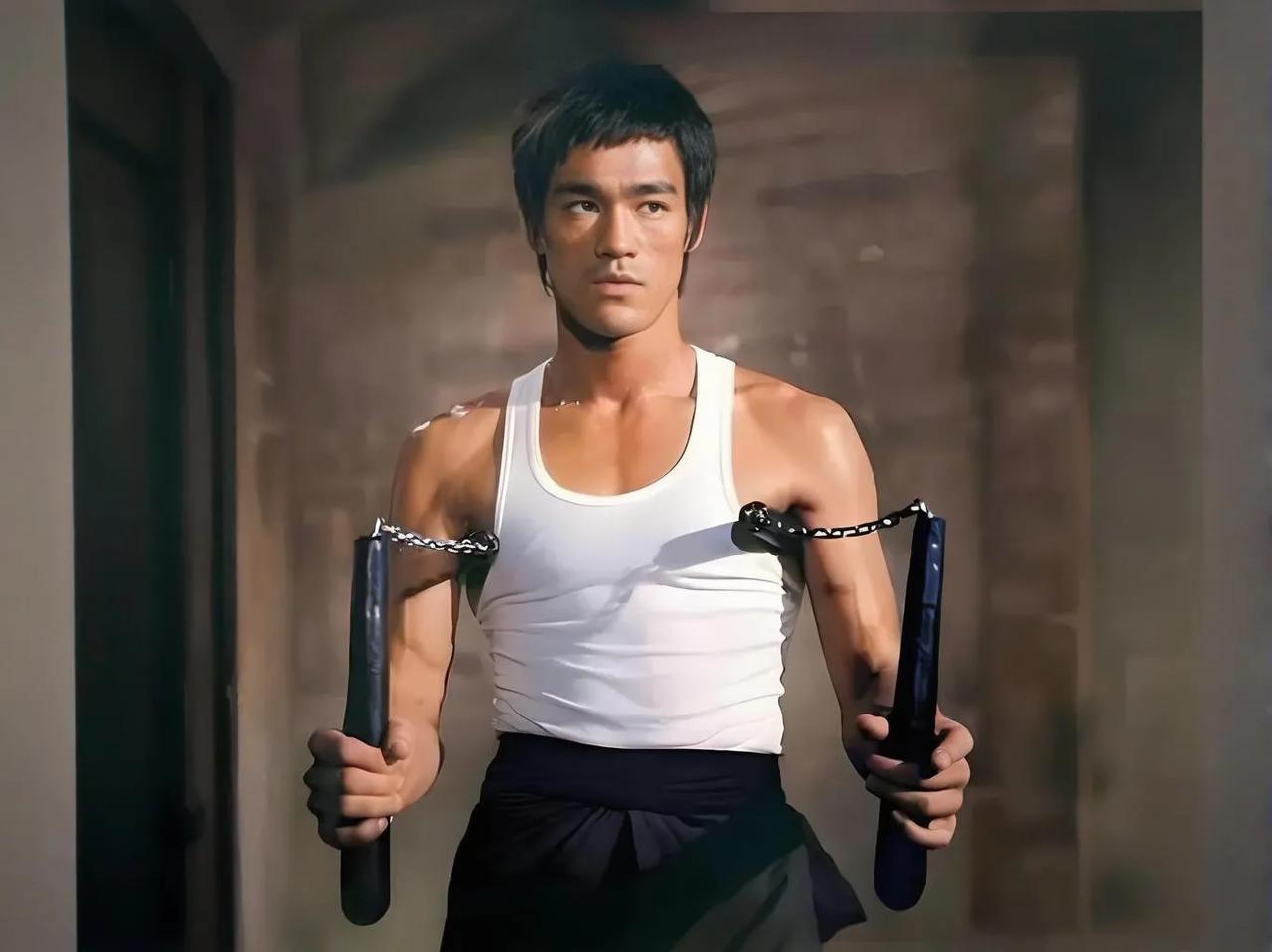 #李小龙影响力有多大#李小龙在武术、电影和流行文化等多个领域都具有深远的影响力，
