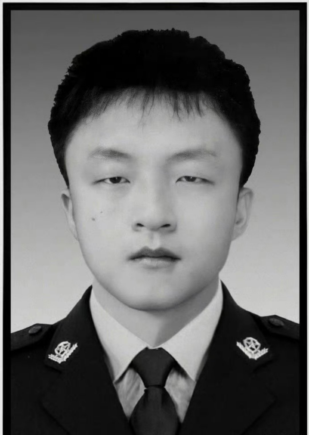 辅警余俊在下水施救轻生群众时，不幸因公牺牲，终年仅22岁。藏蓝不分深浅，英雄没有