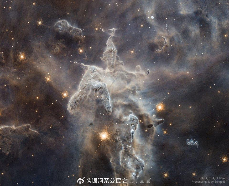 被摧毁的神秘山“巨兽”影像提供：哈勃、美国宇航局、欧空局；处理与许可：Judy 