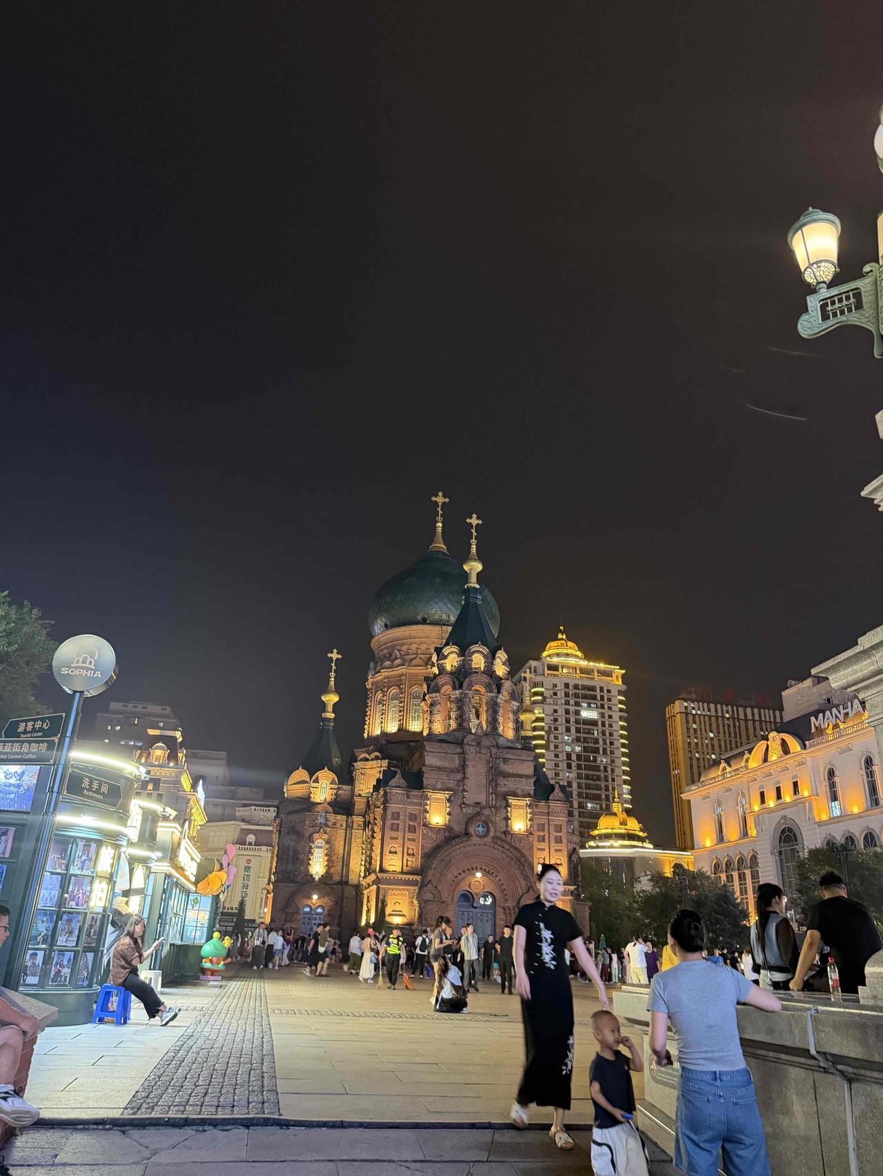 夜幕下的教堂，灯火辉煌，人潮涌动，感受历史的厚重与现代的繁华。
