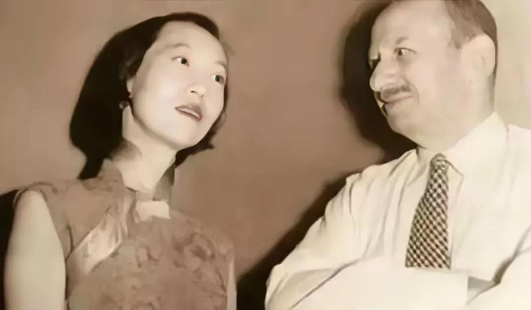 1956年，36岁的张爱玲怀上了65岁赖雅的孩子。然而，当张爱玲写信希望结婚时，