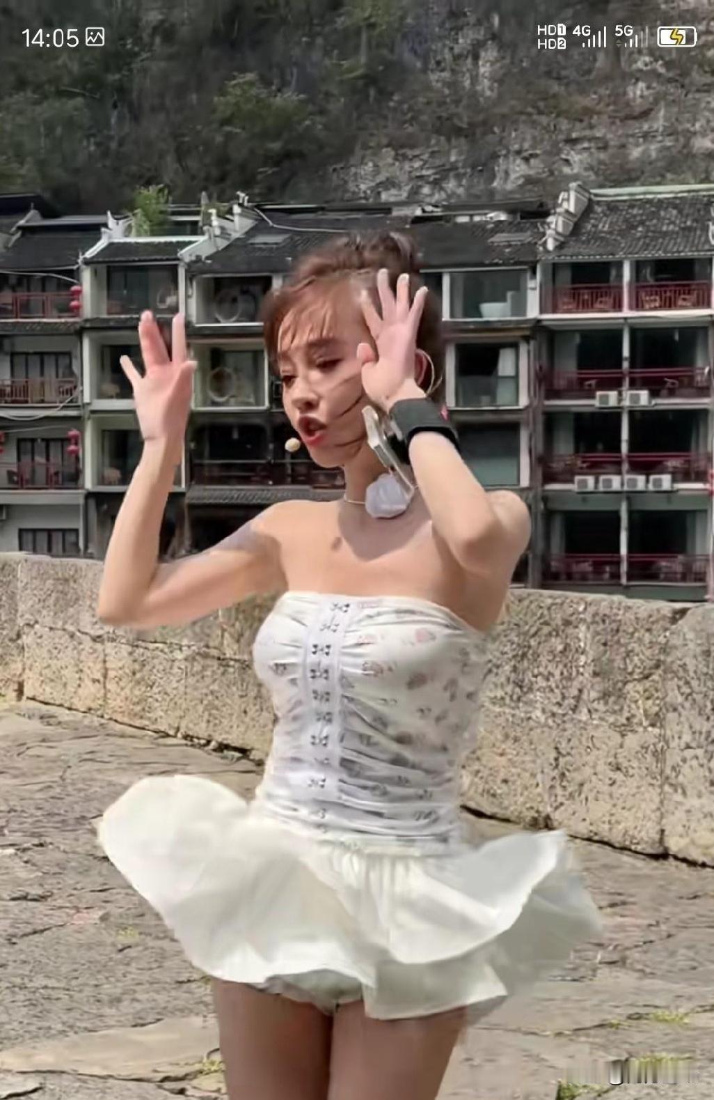 冯提莫在镇远古镇新大桥上翩翩起舞，穿的很清爽，除了个子不高是个短板外，她确实是长