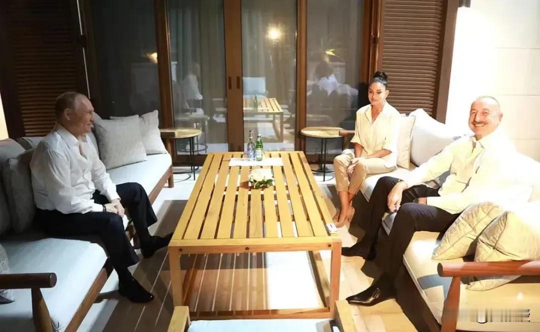 普京总统与阿塞拜疆总统
伊利哈姆·阿利耶夫夫妇聊天
阿塞拜疆总统洋溢着灿烂的笑容