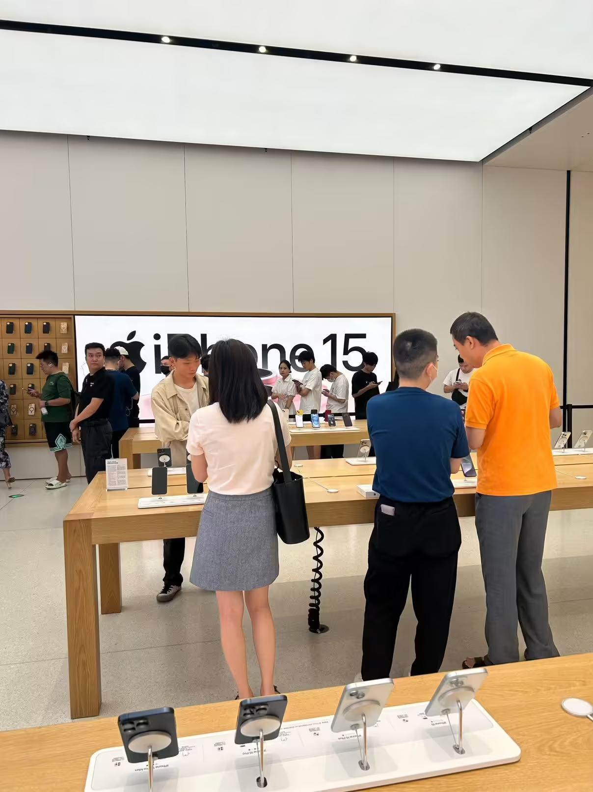 虽然今年华为“遥遥领先”，但是iPhone15系列好像也卖得不赖啊[笑哭]苹果A