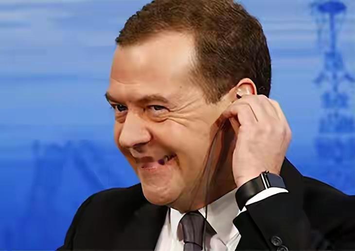 打了近4年的俄乌战争
梅姐夫一直以马脸在警告美国和西方
最厉害的警告是：“如果美