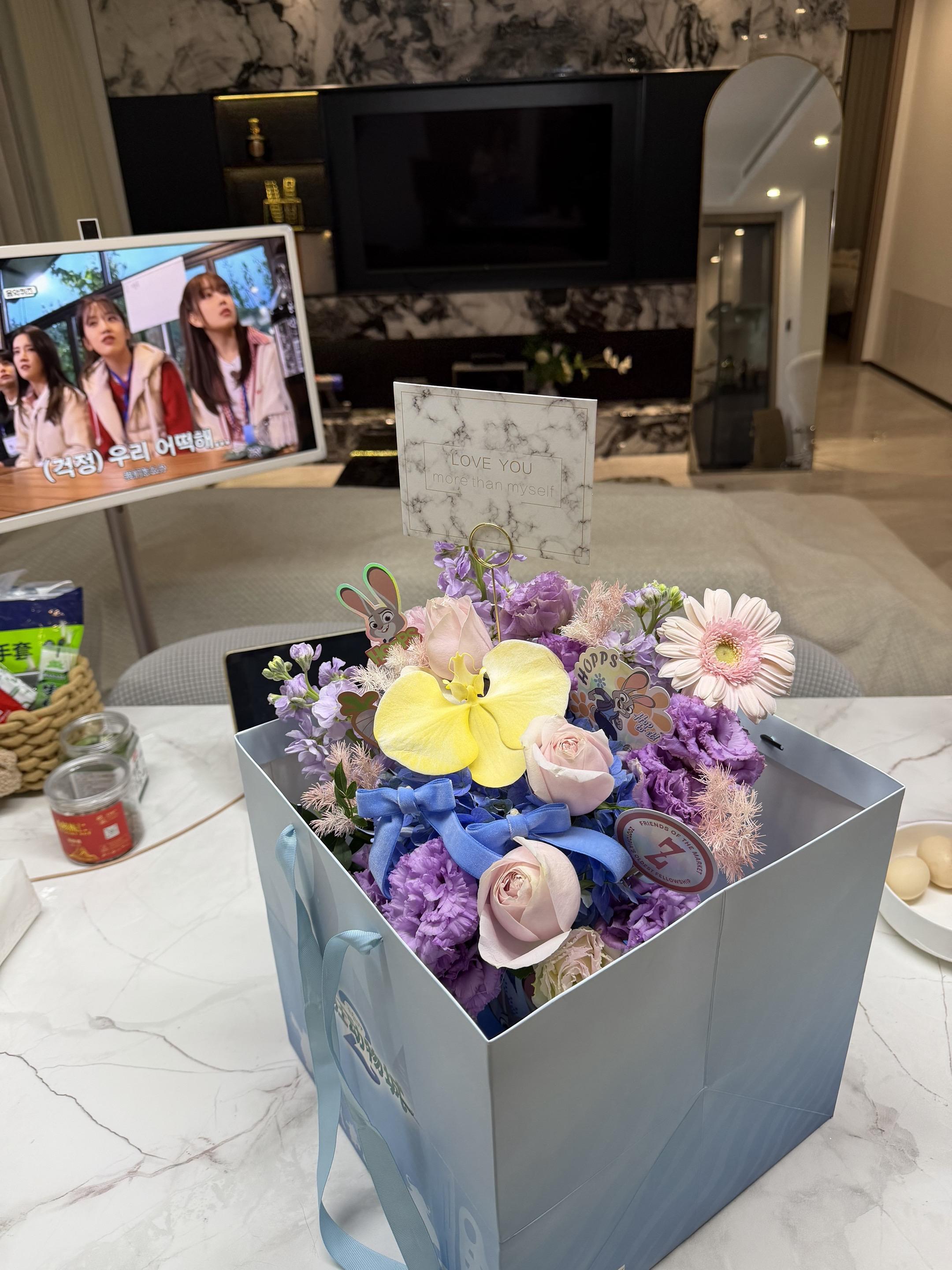 最近的生活幸福到起飞捏    谢谢我老铁38节还给我送花 机场接我给我...