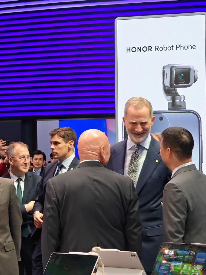 MWC2026 上，西班牙国王费利佩六世出席了开幕式，参观了多个厂商的展台。在荣