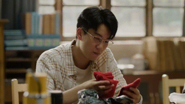 《雪迷宫》，顾老师好幸福啊，简直就是团宠!
从秦义那儿就出来后，大伙儿送他踩小人