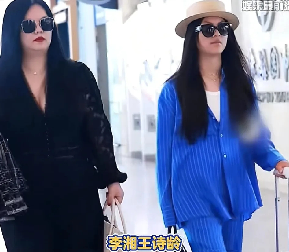 李湘和王诗龄现身机场，李湘贵妇打扮彰显富态，王诗龄则穿蓝色休闲西装显得成熟。虽然