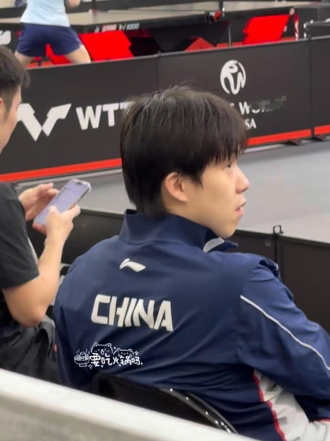 王楚钦在休息，顺便吃个香蕉，头哥好潇洒自如，坐姿很霸气！
这个视角离训练场很近了