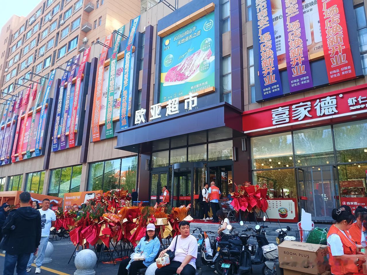 热闹的超市
本想静静地逛一圈超市，不想被眼前的景象惊呆，这超市人太多了。
昨天中