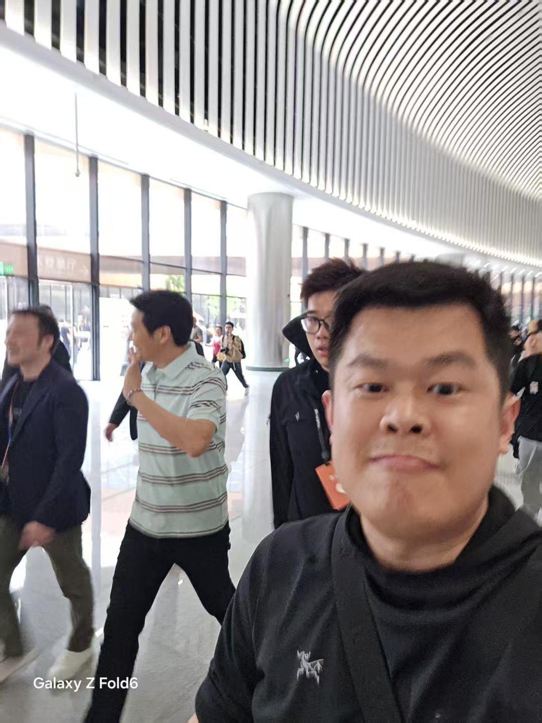 今天北京车展，为了去追漂亮女粉丝，竟然误打误撞偶遇了雷布斯雷总。但最让人难绷的就