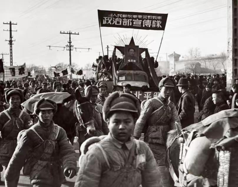 北平和平解放，黑帮作死叫板，结局解气！
1949北平和平解放，却藏着“暗潮汹涌”