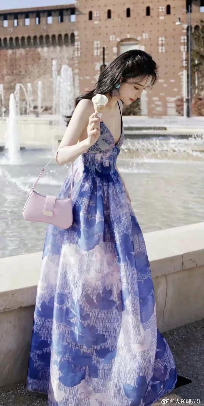 孟子义吊带露背V字裙，真把氛围感拉满了蓝紫晕染色调，像把春天穿身上，带着漫不经心