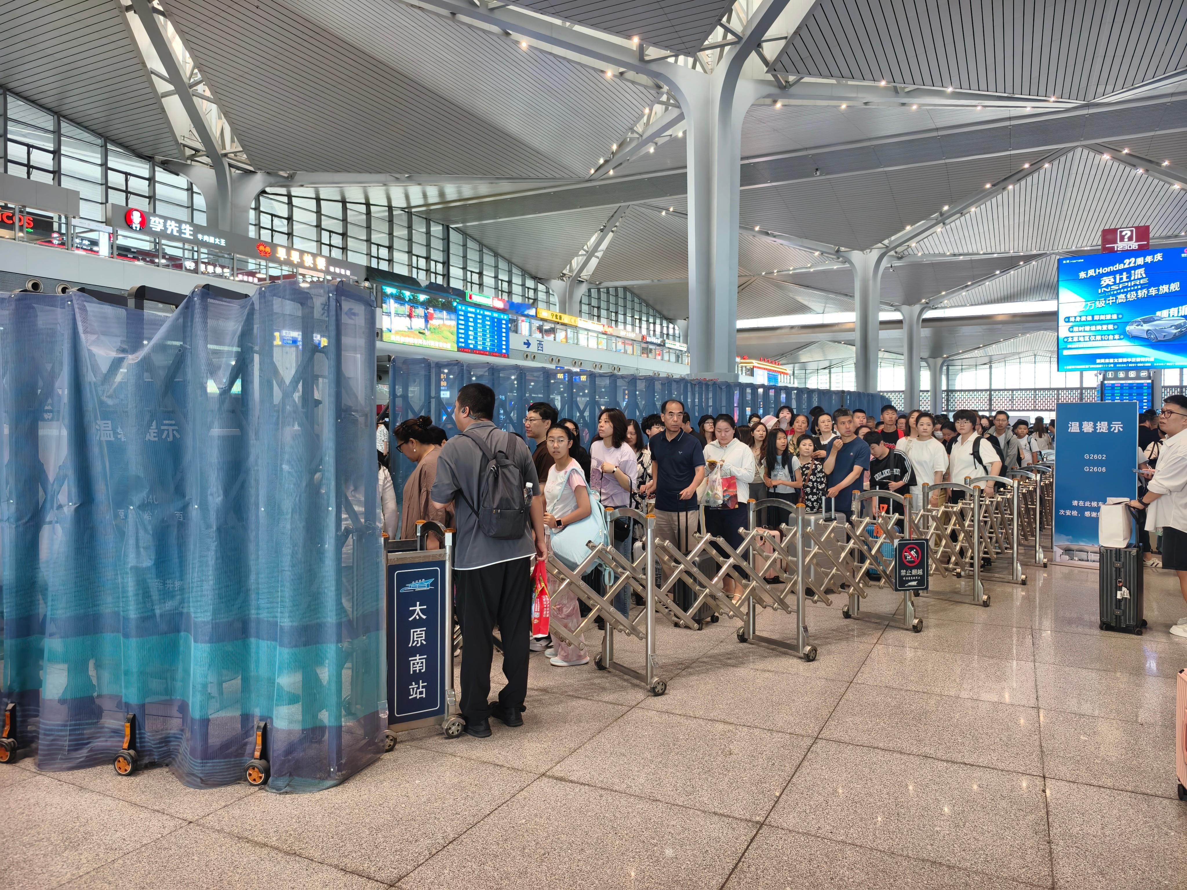 准备坐高铁发现有一段检票口被围起来了有大哥朝着检查物品的工作人员喊说你看都几点了