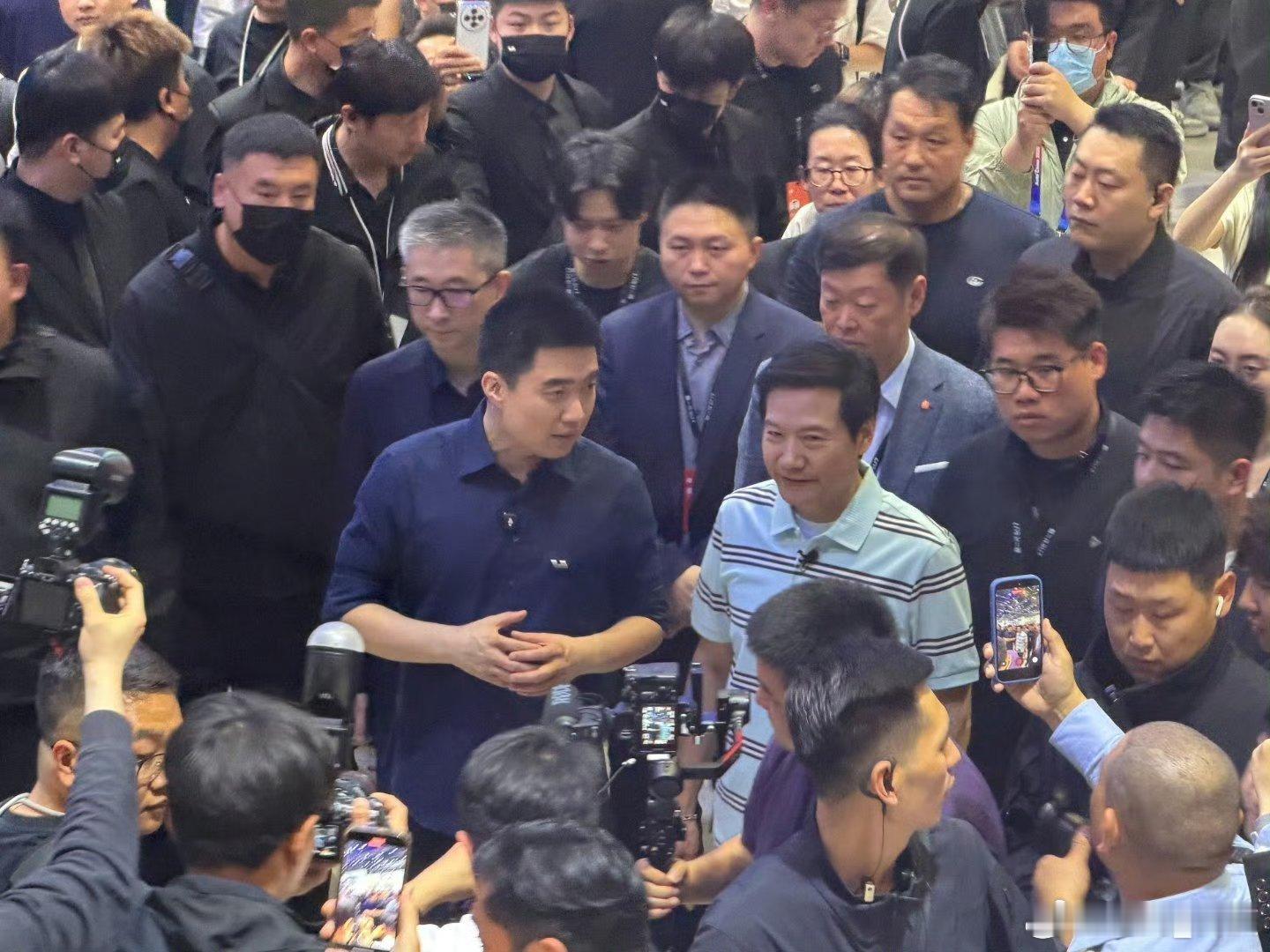 雷军到理想展台看全新理想L9每一家品牌都具有其特点，虽是竞争对手，也是互相学习的