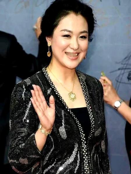 孙红雷当场脸黑！
 

《潜伏》拍吻戏时，沈傲君嫌情感没到极致，自掏200块要求