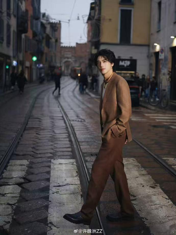 许魏洲米兰签名界鸡排哥 许魏洲米兰时装周杀疯啦！卡其老钱风西装吸睛，签名忙成“鸡