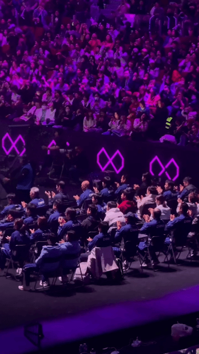 这就是人气，王楚钦退场，所有的镜头都对准他，现场比赛是真的拍不了一点。

重庆冠