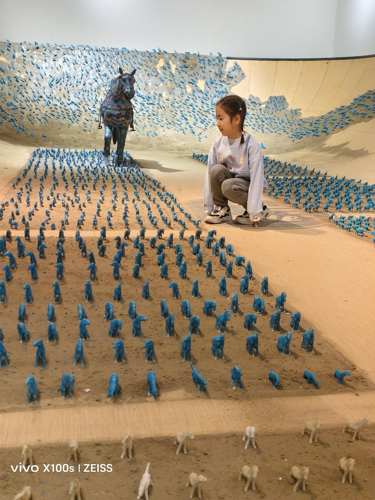 带萌萌去看了很多马，小家伙很开心。这个展叫《送你一匹马》，不用预约也不用花钱，直