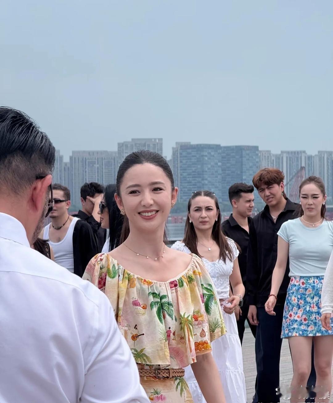 佟丽娅这身碎花裙氛围感拉满，行走在人群之中格外吸睛，美得松弛自然，毫不刻意就很出