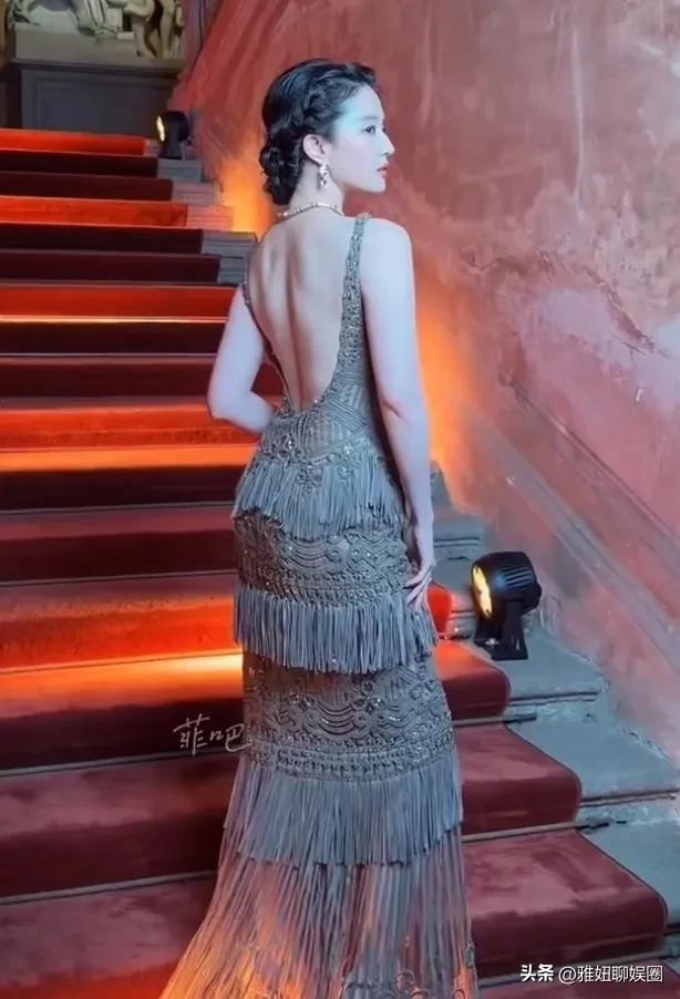 刘亦菲宝格丽米兰一组照片，一袭综褐色低胸连衣裙，甚是风情迷人，胸前的纱做的真自然