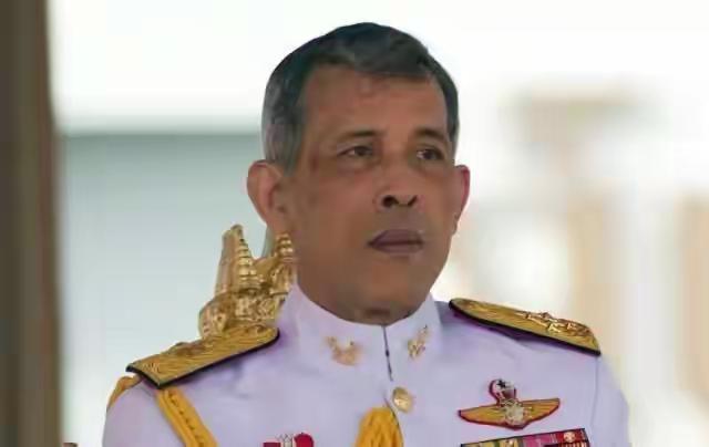 万万没想到，泰国国王拉玛十世这么快就批准了阿努廷泰王御准解散众议院，从阿努廷提交