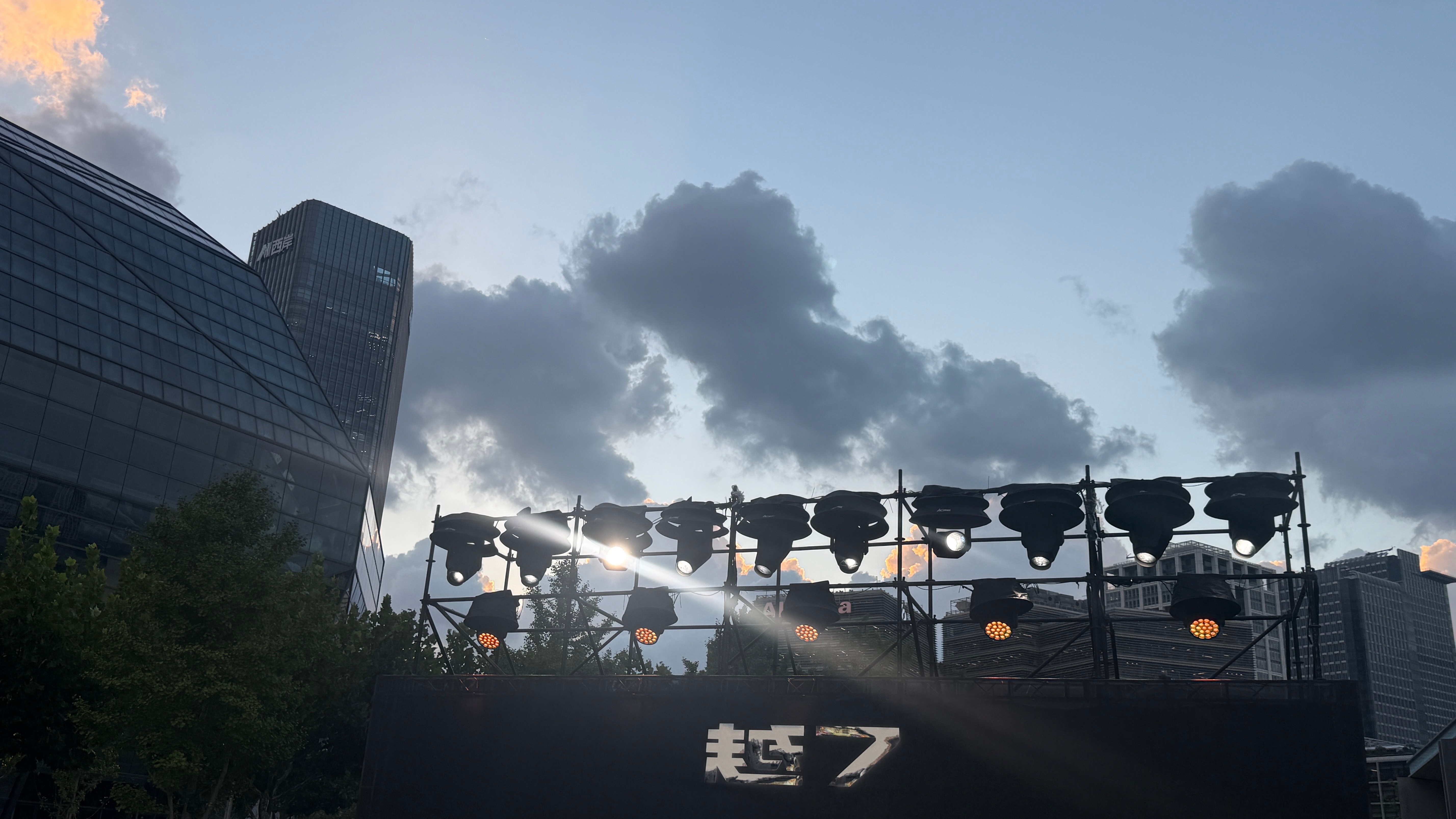 暴风雨来临前的美丽🤩今天上海的云真好看 上海·西岸穹顶艺术中心