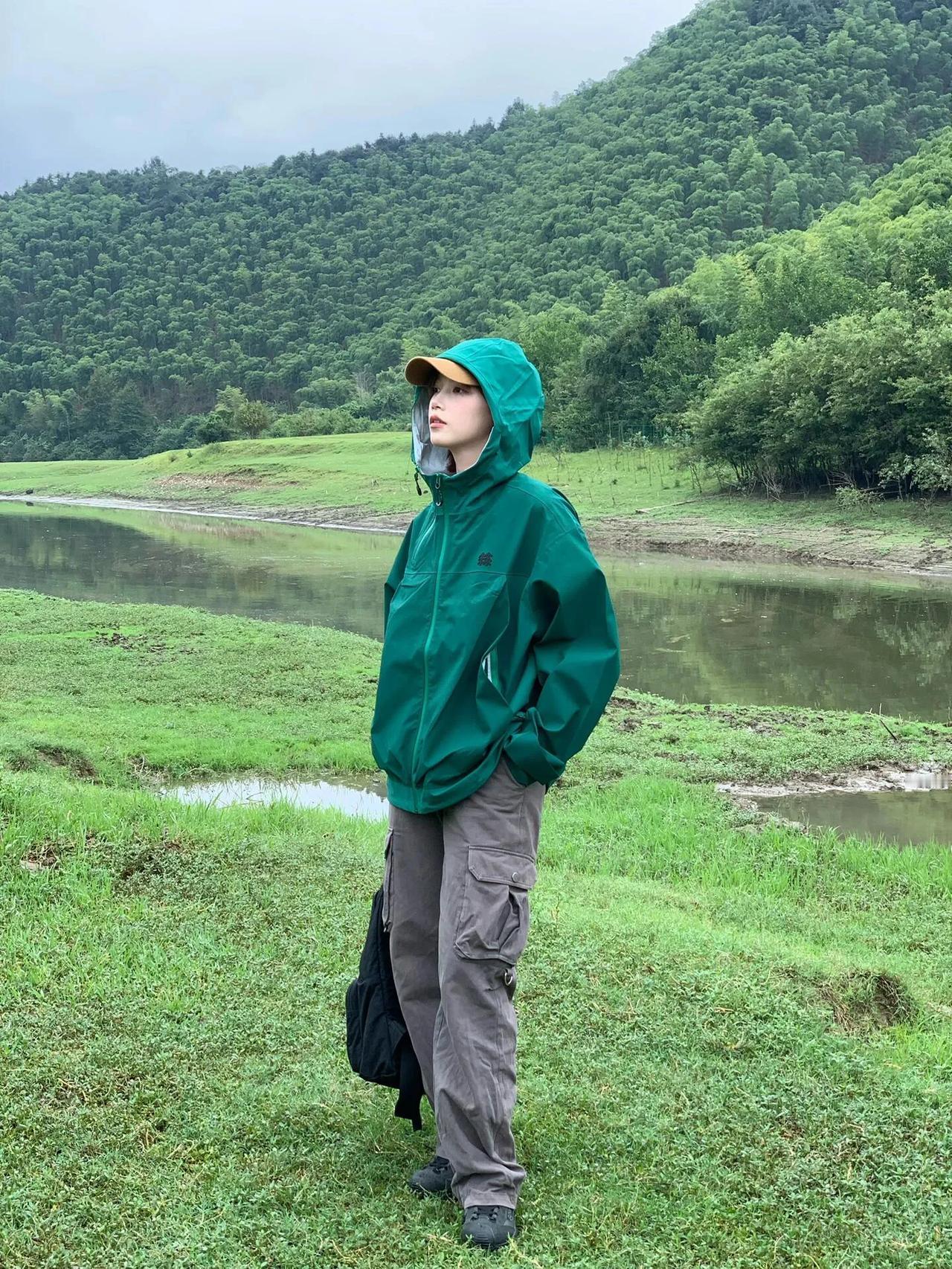 青衫翠裤#倚石而坐#绿衣之上#身心放松#休闲宽松舒适穿搭