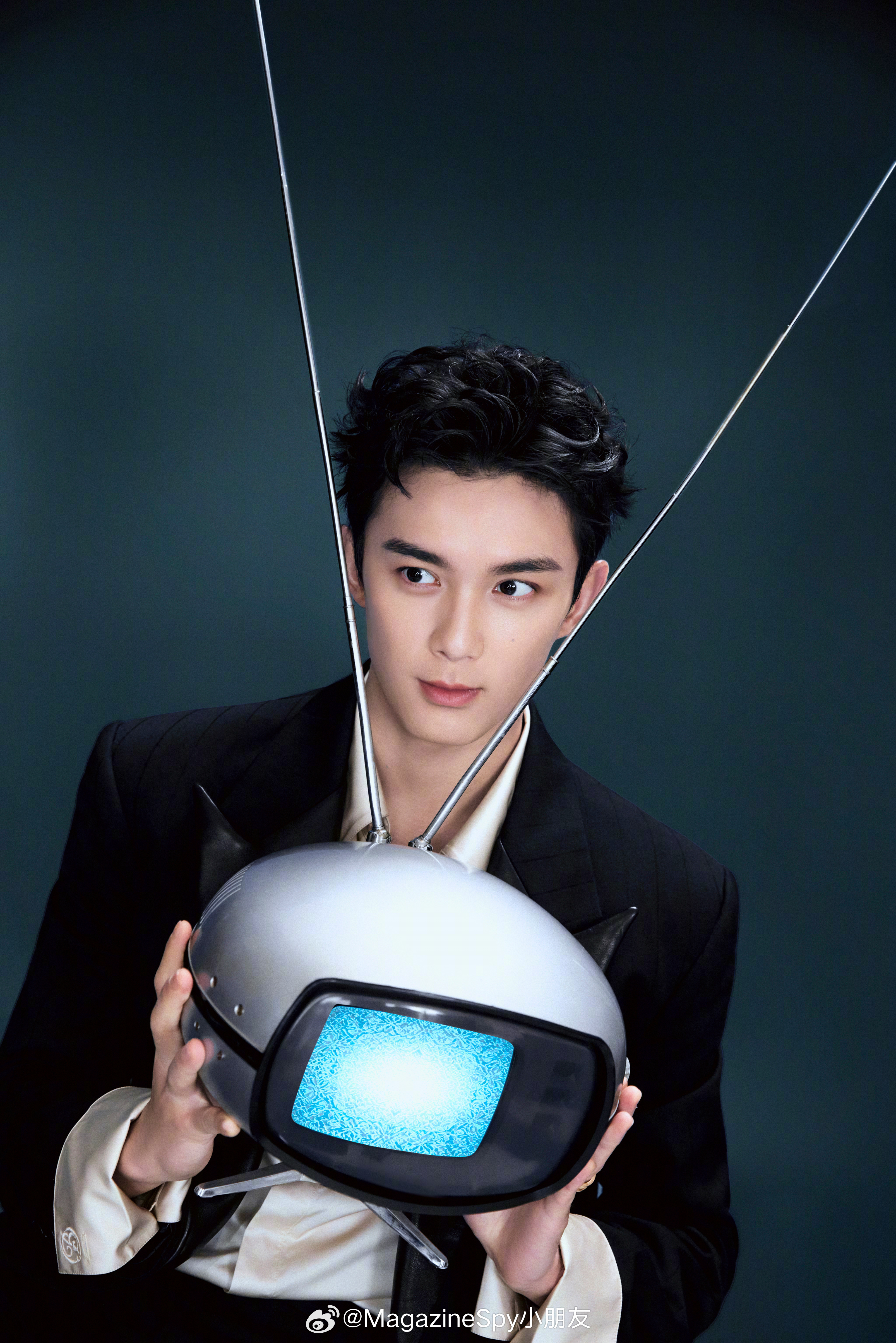 吴磊亮相电影奇遇夜造型图集，携电影《群星闪耀时》登场，全球首穿Burberry 