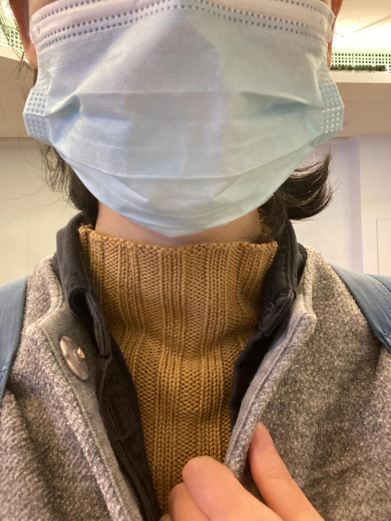 这件黄色毛衣，在2004年左右，由北方的亲戚寄过来的，是亲戚同事不要的旧衣服。