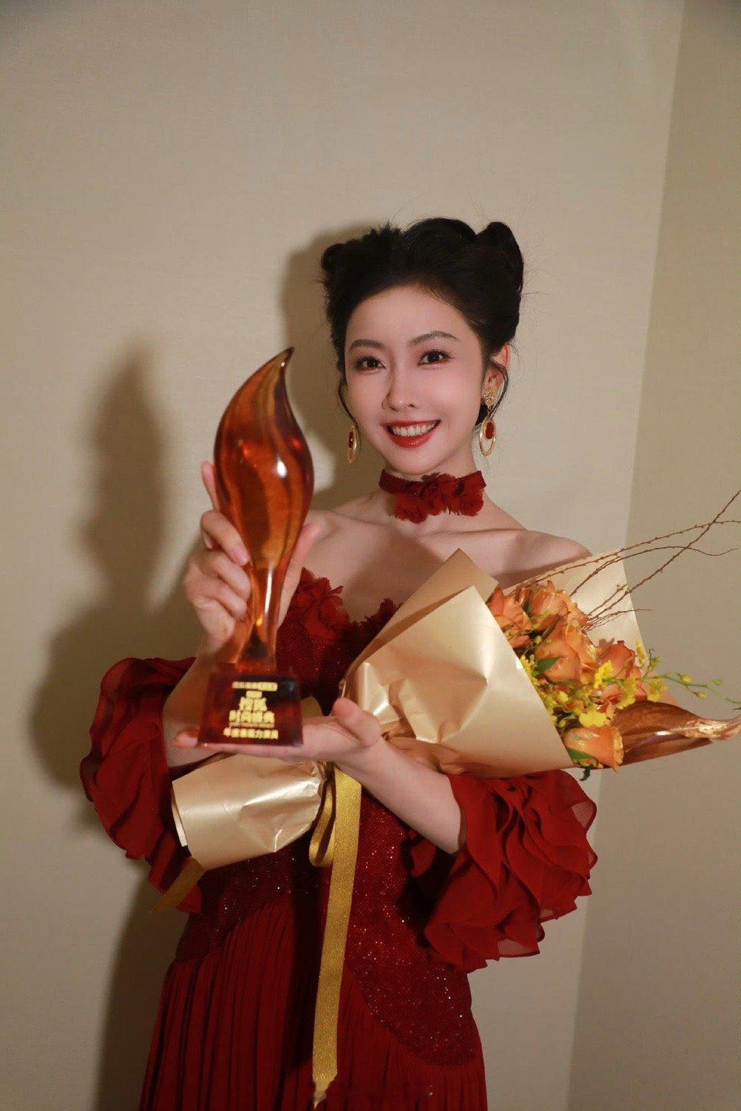 宣璐一年6部戏演爽了 宣璐一年6部戏，就像演艺圈的“超级玩家”！武侠古偶都市全拿