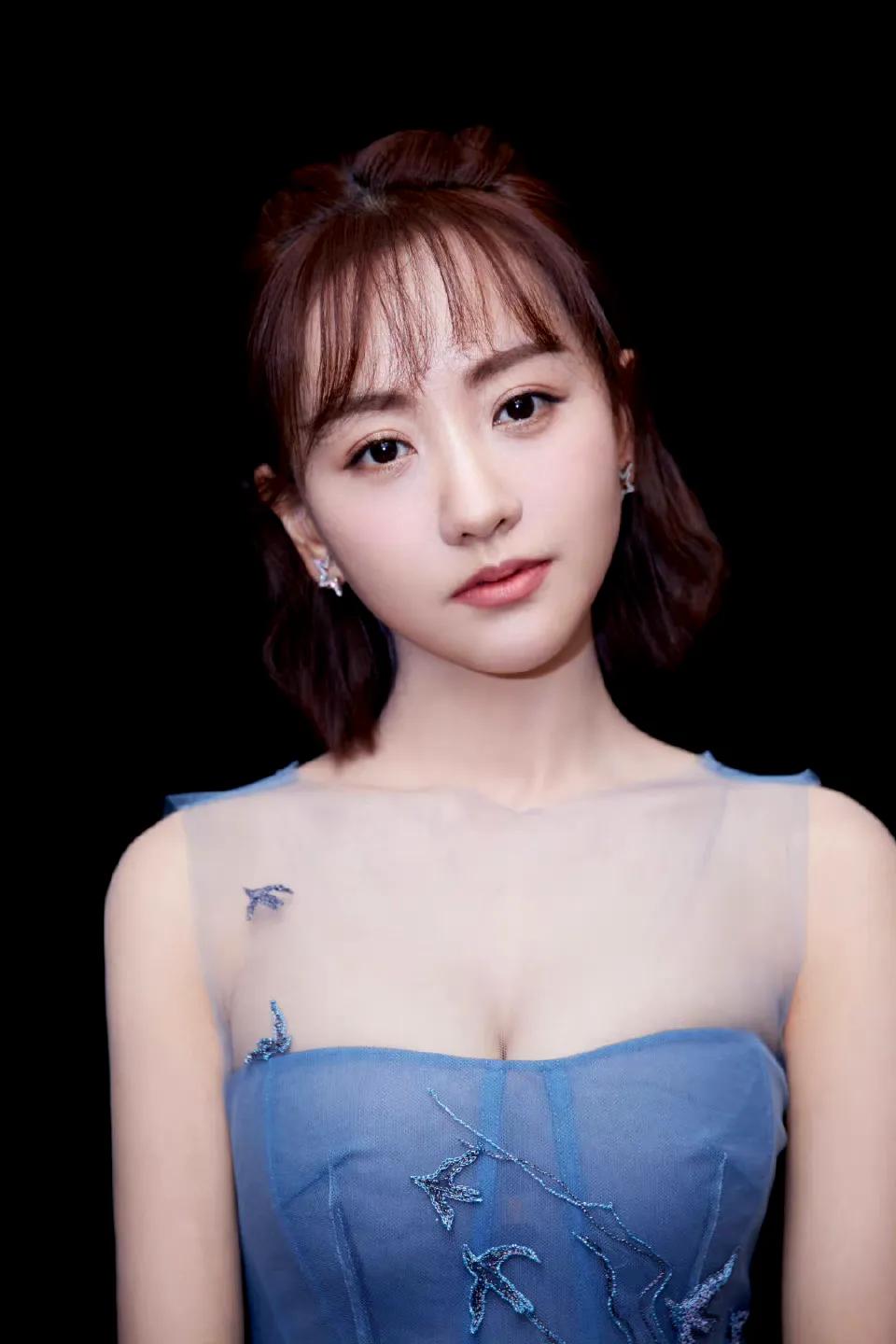 一直觉得她比柳岩好看，
可惜一直没有大红大紫。