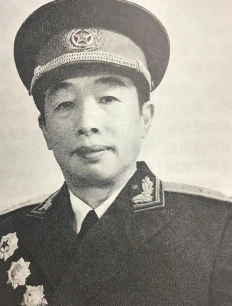 1959年身兼五职的南京军区副司令郭化若，因保一名部下被调离核心。 
 
这件事
